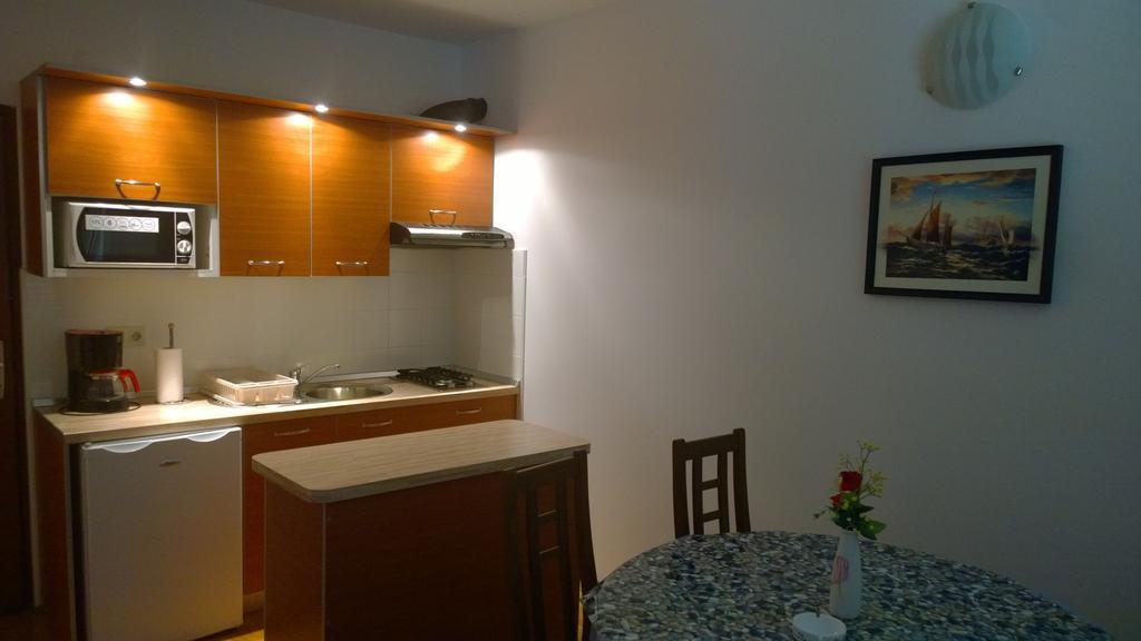 Vila Jadranka Apartments And Rooms 奥米沙利 客房 照片